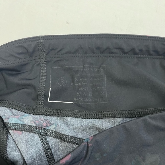 Sweaty Betty The Zero Gravity Leggings Size Small Black with Floral Print - Picture 4 of 8